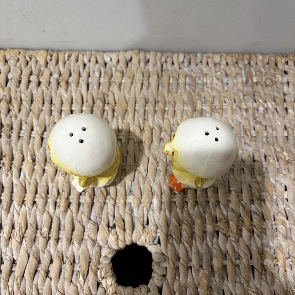 VTG Retro Japan Ceramic‎ Baby Chickens Emerging From Eggs Salt & Pepper Shakers